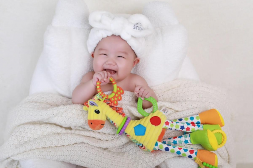 韩城四个月宝宝揉眼睛